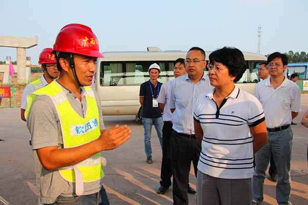 1476145044984040867.jpg 钦州市委书记肖莺子(右二)在调研现场认真听取汇报.jpg