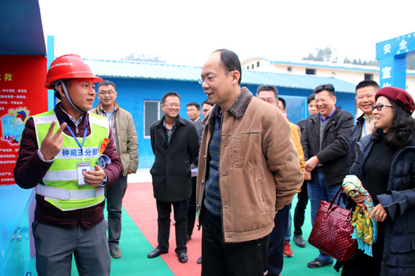 项目安全工程师向陆晓明（前排左二）介绍安全体验中心.jpg