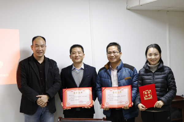 陈董为“先进生产工作者”颁发荣誉证书_编辑.jpg